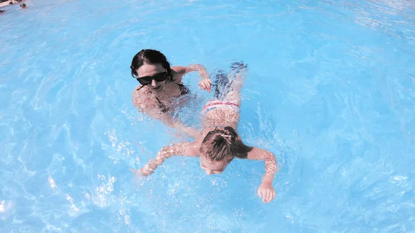 Madre Familia Feliz Con Hija Sonriendo Girando Mientras Nada Piscina — Foto de Stock