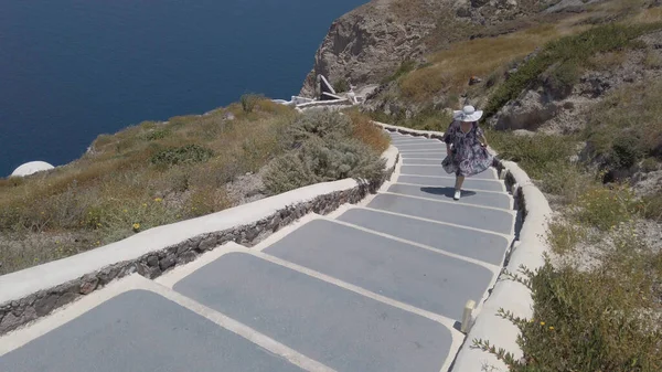 Travel Tourist Happy Woman Waking Stairs Santorini Řecké Ostrovy Řecko — Stock fotografie