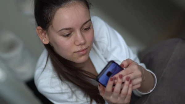 Dospívající Dospívající Dívka Rolování Smartphone Ležící Posteli Doma Vertikální Orientace — Stock fotografie