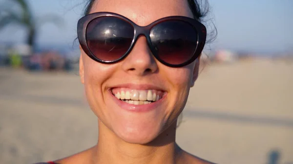 Portrét Dívky Usmívající Kamery Točící Pláži — Stock fotografie