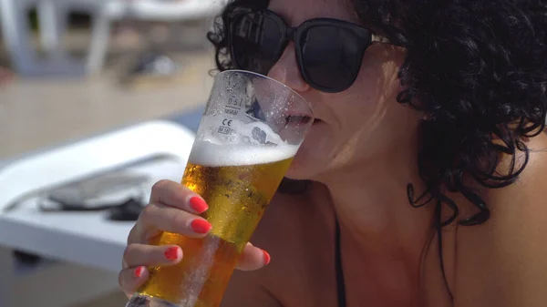 Насолоджуйся Відпусткою Вид Елегантну Молоду Жінку Пиво Лежить Біля Басейну — стокове фото