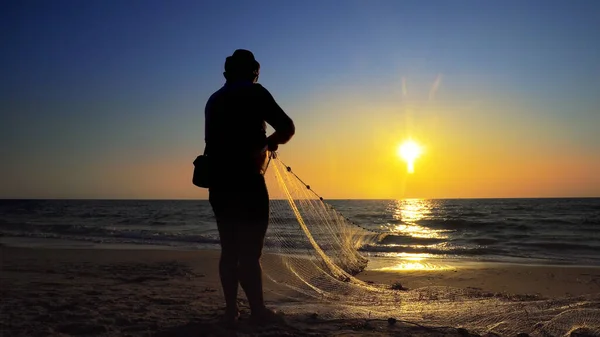 Pescatori Che Pescano Mattino Presto Luce Dorata Mano Manuale Tirando — Foto Stock
