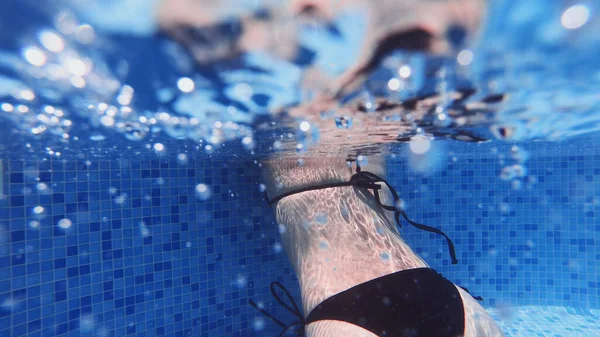 Beleza Cuidados Com Corpo Sensual Jovem Mulher Relaxante Piscina Exterior — Fotografia de Stock