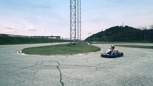 Menina Drive Kart Karting Corridas Pista Redonda — Fotografia de Stock