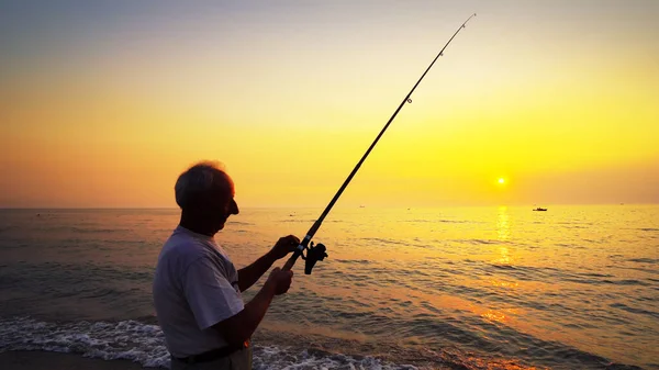 Silhueta Pescador Ativo Jogando Tackles Pesca Pôr Sol Mar — Fotografia de Stock