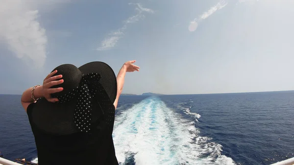 Gemi Seyahatinde Çekici Zarif Bir Kadın — Stok fotoğraf