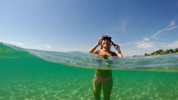 Sequência Adolescente Menina Snorkeling Superfície Água Gopro Cúpula Metade Vista — Fotografia de Stock