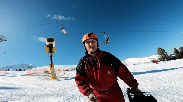 Uomo Sella Allo Sci Con Bastone Selfie Mano — Foto Stock