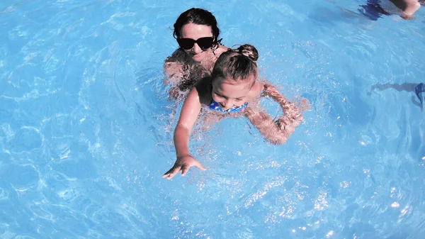 Mãe Família Feliz Com Filha Sorrindo Girando Enquanto Nadava Piscina — Fotografia de Stock