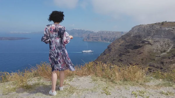 Turista Femenina Disfrutando Vista Isla Volcánica Levantando Ambas Manos Por — Foto de Stock