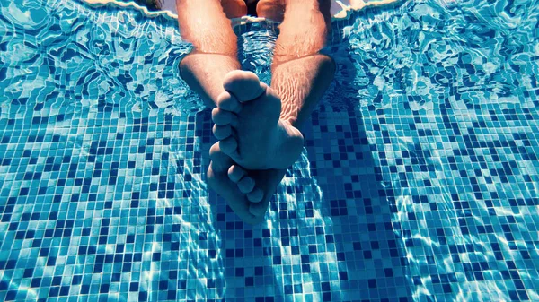 Zeitlupe Der Männer Schwingt Seine Beine Pool Zur Entspannung — Stockfoto
