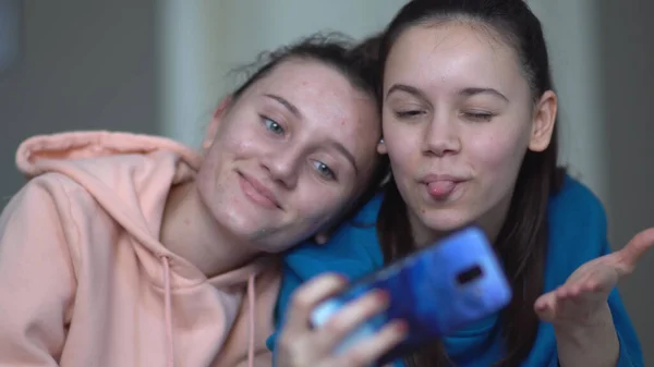 Дівчата Роблять Нове Селфі Відео Показуючи Різні Рукоділля — стокове фото