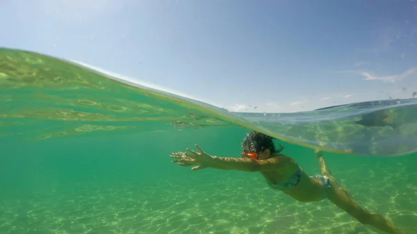Kobieta Nastolatka Pływanie Wodzie Karaibskiej Strzał Kopuły Gopro — Zdjęcie stockowe