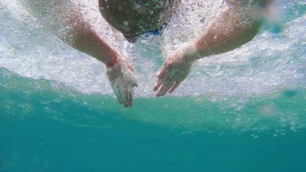 Νεαρός Άντρας Κολυμπάει Στη Θάλασσα Υποβρύχια Θέα — Φωτογραφία Αρχείου