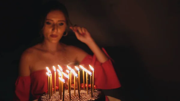 Adolescente Chica Danza Celebrando Cumpleaños Con Velas Encendidas Pastel Chocolate —  Fotos de Stock