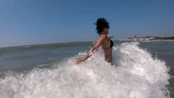 Mujer Salpicando Las Olas Del Mar Cámara Lenta — Foto de Stock