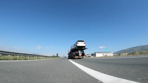 Een Grote Vrachtwagen Auto Transporteur Levert Gebruikte Auto Rijden Snelweg — Stockfoto