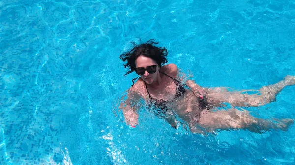 Mulher Cabelo Encaracolado Nadando Uma Piscina Luxo Câmera Lenta — Fotografia de Stock