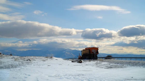 Kar Küreme Aracı Kar Fırtınasından Sonra Yolu Temizliyor — Stok fotoğraf