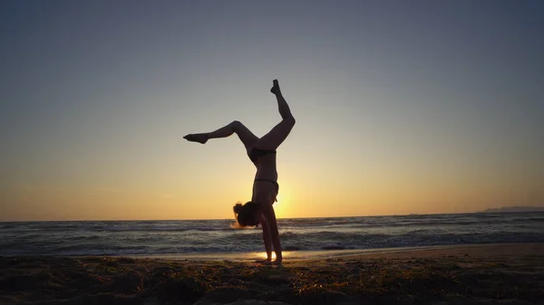 Mujer Sana Orilla Del Mar Atardecer Haciendo Ejercicios Gimnasia —  Fotos de Stock