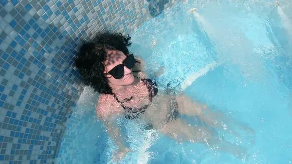 Vrouw Ontspannen Thermaal Zwembad — Stockfoto