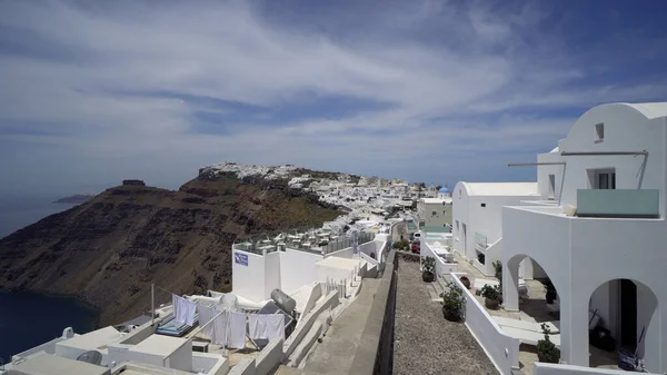 Santorini Ciudad Fira Grecia Panorama Con Casas Blancas Altas Rocas —  Fotos de Stock