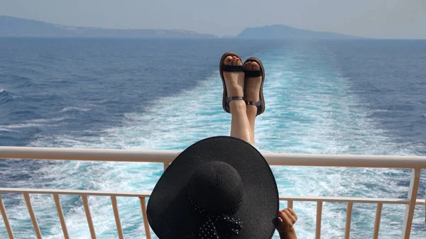 Yacht Boat Lifestyle Woman Sandals Relaxing Cruise Ship Santorini Holiday — Fotografia de Stock