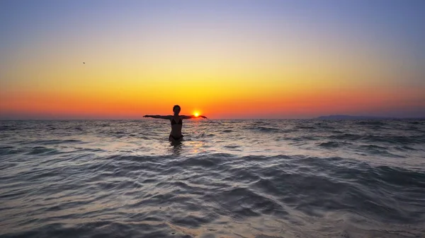 Moda Modelo Mulher Sair Oceano Por Sol Água Com Mãos — Fotografia de Stock