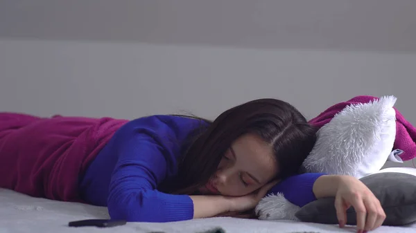 Young Sleepy Woman Lying Bed Turning Alarm Clock Her Mobile — Stock Photo, Image