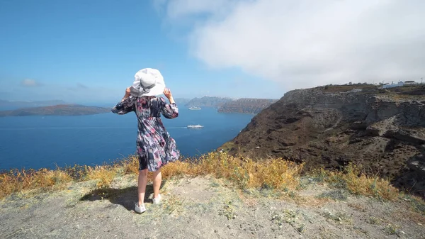 Mujer Elegante Vestido Disfrutar Caldera Vista Panorámica Del Paisaje Santorini — Foto de Stock