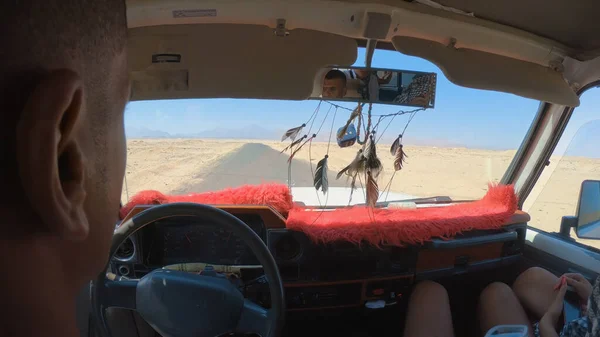 Jazda Samochodem 4X4 Pustyni Zwiedzanie Wioski Beduin — Zdjęcie stockowe