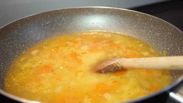 Μαγειρέψτε Αναδεύοντας Ένα Simmering Κατσαρόλα Πικάντικο Στιφάδο Σπιτική Σούπα Κοτόπουλου — Φωτογραφία Αρχείου