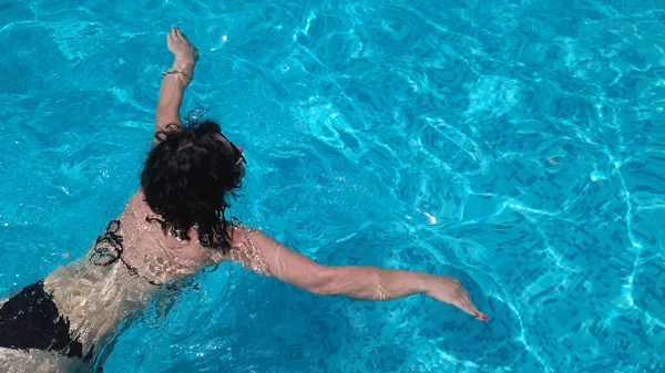 Σγουρά Μαλλιά Γυναίκα Κολύμπι Μια Πισίνα Πολυτελείας Αργή Κίνηση — Φωτογραφία Αρχείου