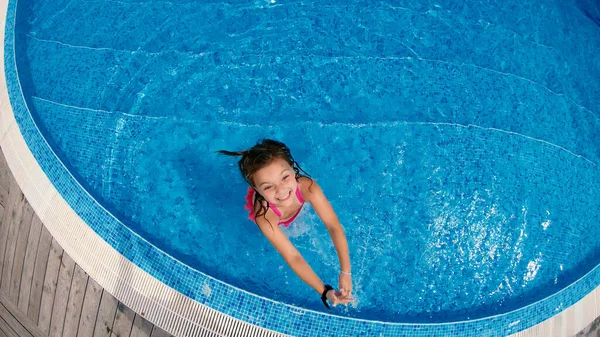 Petite Fille Éclaboussant Dans Piscine Eau Peu Profonde Vue Dessus — Photo