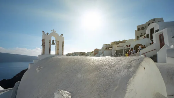 希腊圣托里尼岛Oia村著名的白色建筑与钟塔教堂景观 — 图库照片