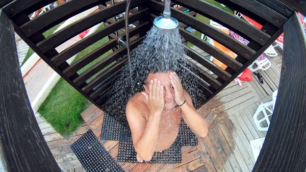 Erkekler Havuz Başında Duş Alıyor — Stok fotoğraf