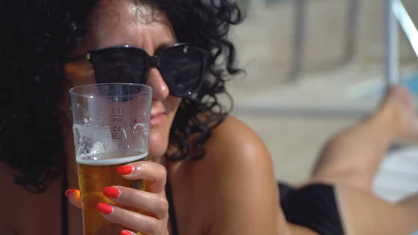 Χαρούμενη Νεαρή Γυναίκα Που Διασκεδάζει Στην Παραλία Πίνοντας Μπύρα — Φωτογραφία Αρχείου