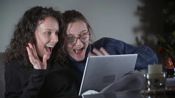 Dwie Młode Piękne Kobiety Czkawka Uśmiechnięty Student Laptopem Siedzi Kanapie — Zdjęcie stockowe