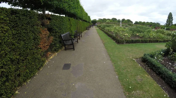 Tourist Pov Piedi Nel Giardino Formale Hapton Court Palace Kingston — Foto Stock