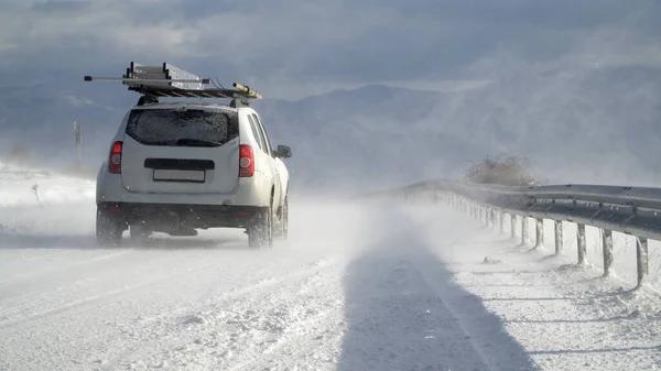 Vehículo Servicio Carretera Suv Conducir Través Una Intensa Ventisca Largo — Foto de Stock