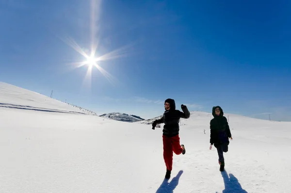 Счастливые Смеющиеся Девушки Куртке Шарфе Играют Бегают Красивом Снежном Зимнем — стоковое фото