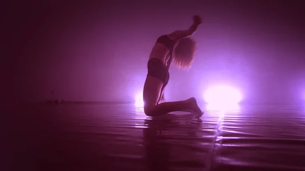 Concept Flexible Girl Dancing Cloud Smoke — Stock Photo, Image