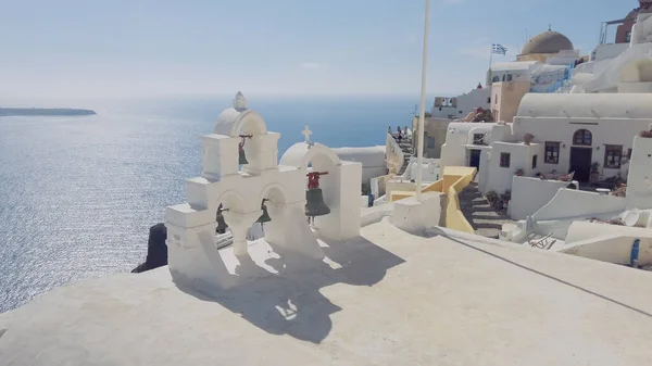 Sinos Uma Igreja Ortodoxa Com Fundo Caldeira Santorini Oia — Fotografia de Stock