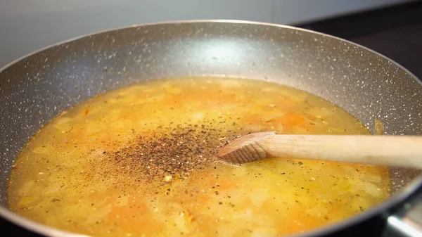 Cook Stirring Simmering Pot Spicy Stew Hemlagad Kycklingsoppa — Stockfoto