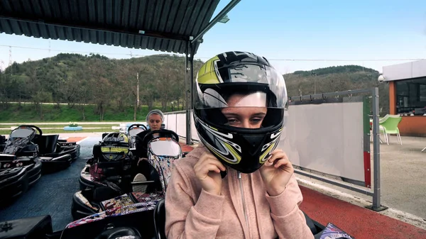 Kart Motoristas Colocar Capacete Proteção Tiro Logo Início Rodada — Fotografia de Stock