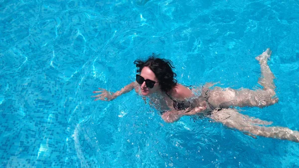 Femme Aux Cheveux Bouclés Nageant Dans Une Piscine Luxe Ralenti — Photo