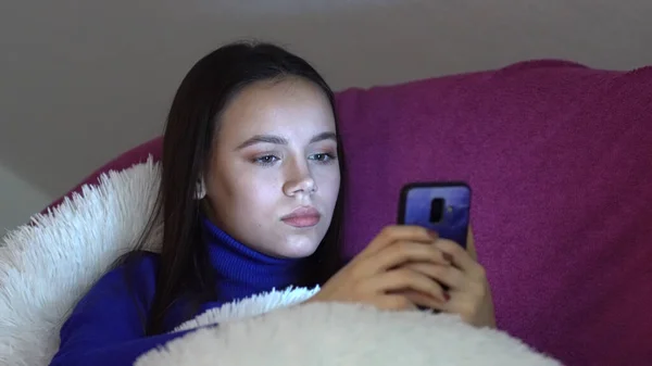 Mujer Joven Viendo Vídeo Teléfono Inteligente Desde Cama Por Mañana —  Fotos de Stock