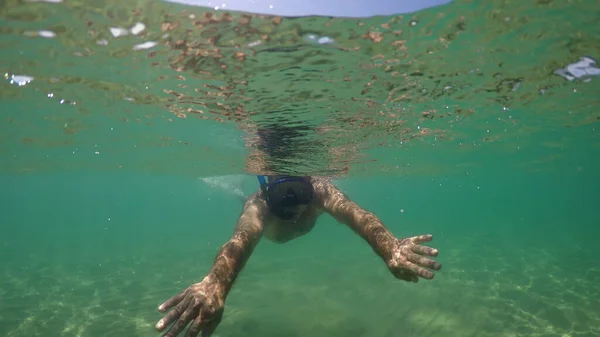 Snorklande Man Med Mask Dyka Havet Och Vinka Till Kameran — Stockfoto