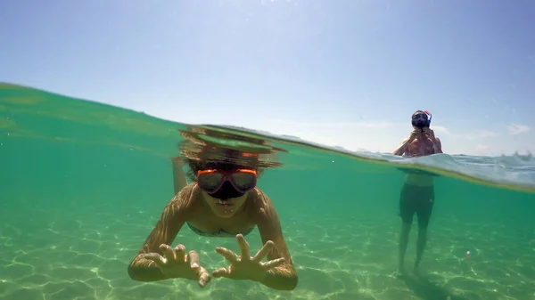 Pareja Con Máscaras Snorkel Divirtiéndose Las Vacaciones Verano Buceando Agua —  Fotos de Stock