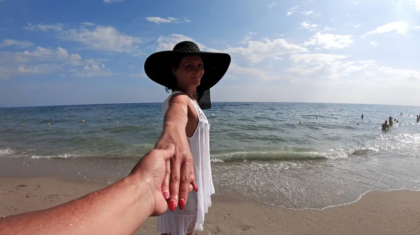 Feliz Mulher Alegre Seu Vestido Verão Branco Pulando Desfrutando Suas — Fotografia de Stock